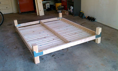 Как сделать кровать из дерева: конструкция с боковыми тумбочками и выдвижными ящиками