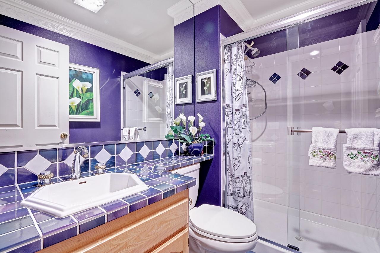 как выбрать цвет плитки для ванной комнаты фиолетовой