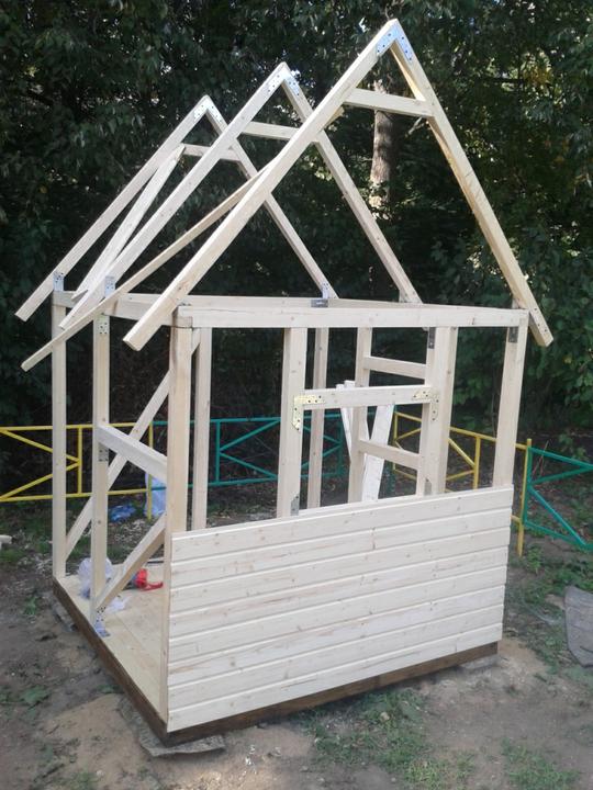 Как построить детский домик для дачи своими руками