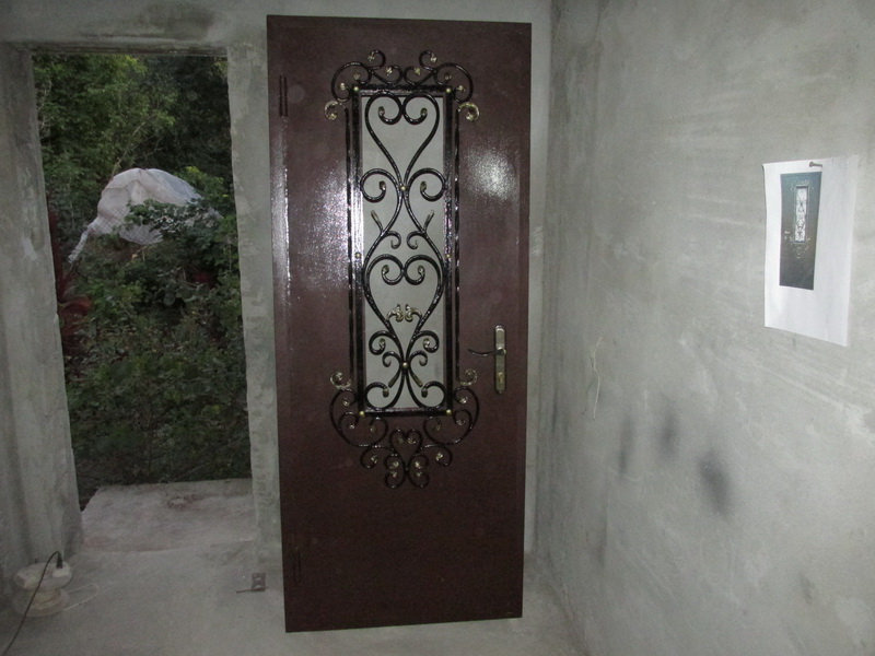 Рыжая дверь МДФ с ковкой и стеклом №36