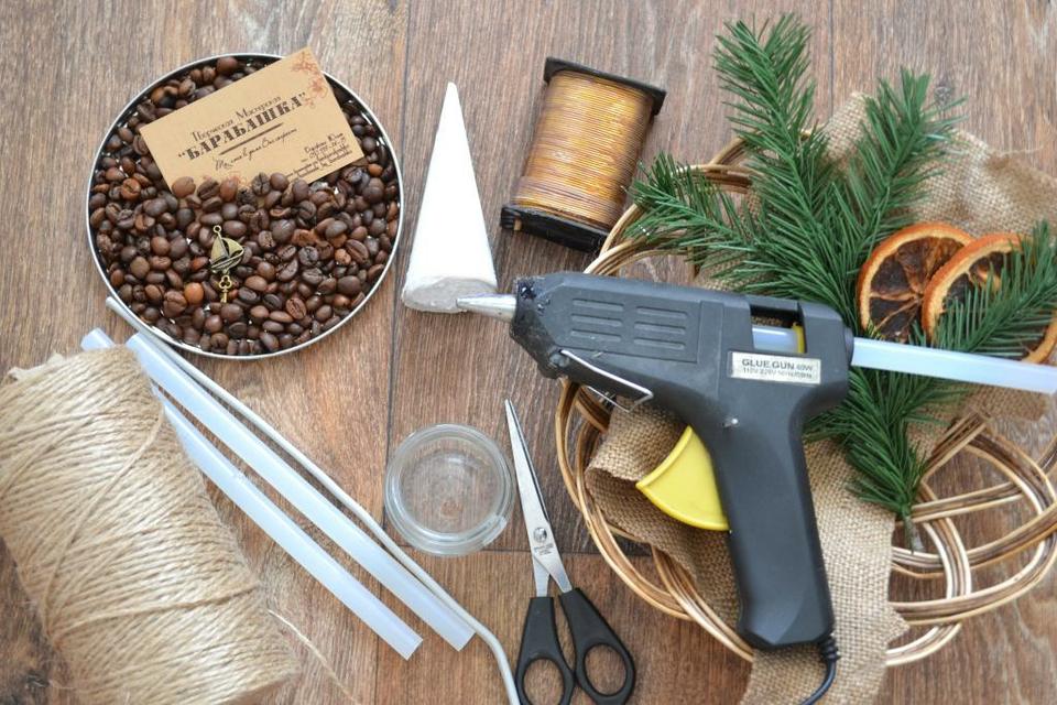 Новогодние украшения: как сделать елочку из кофейных зерен