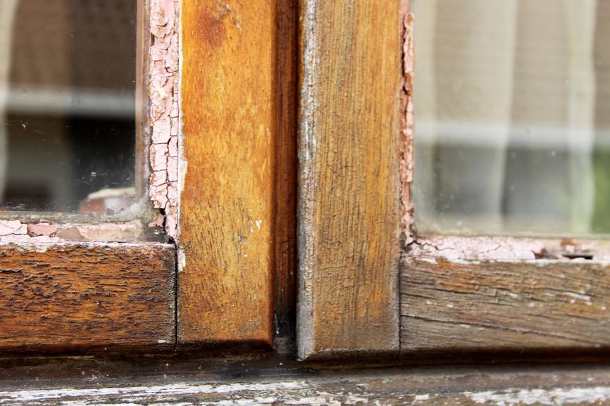 Старые деревянные оконные рамы