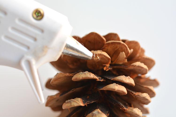 Новогодние поделки из еловых шишек своими руками: 25 простых идей