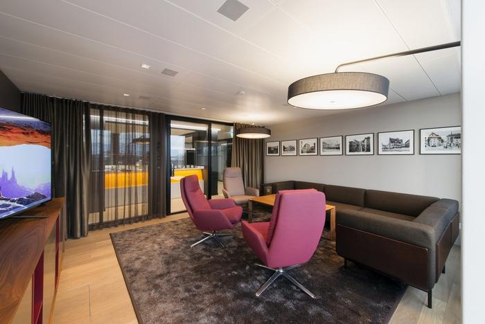 14_Client-Meeting-Room_Lounge-1-700x468