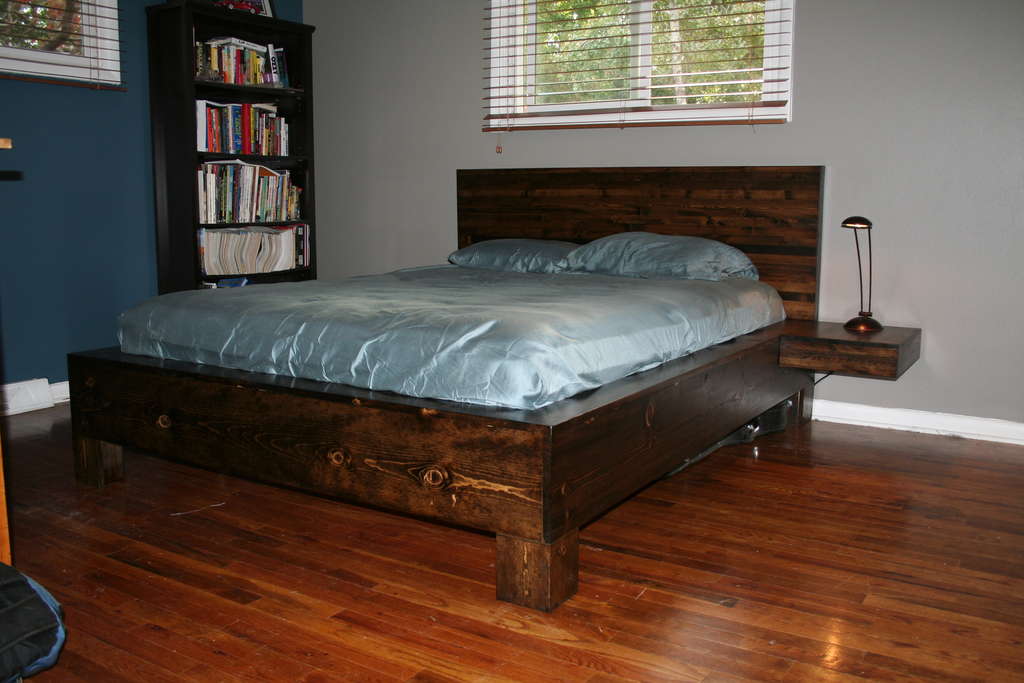 деревянная кровать