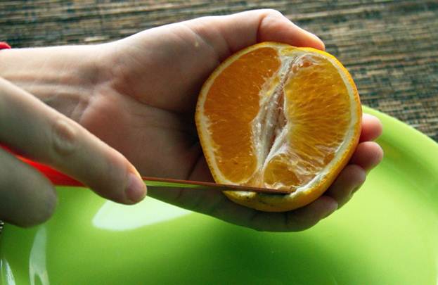 Вынимаем мякоть апельсина